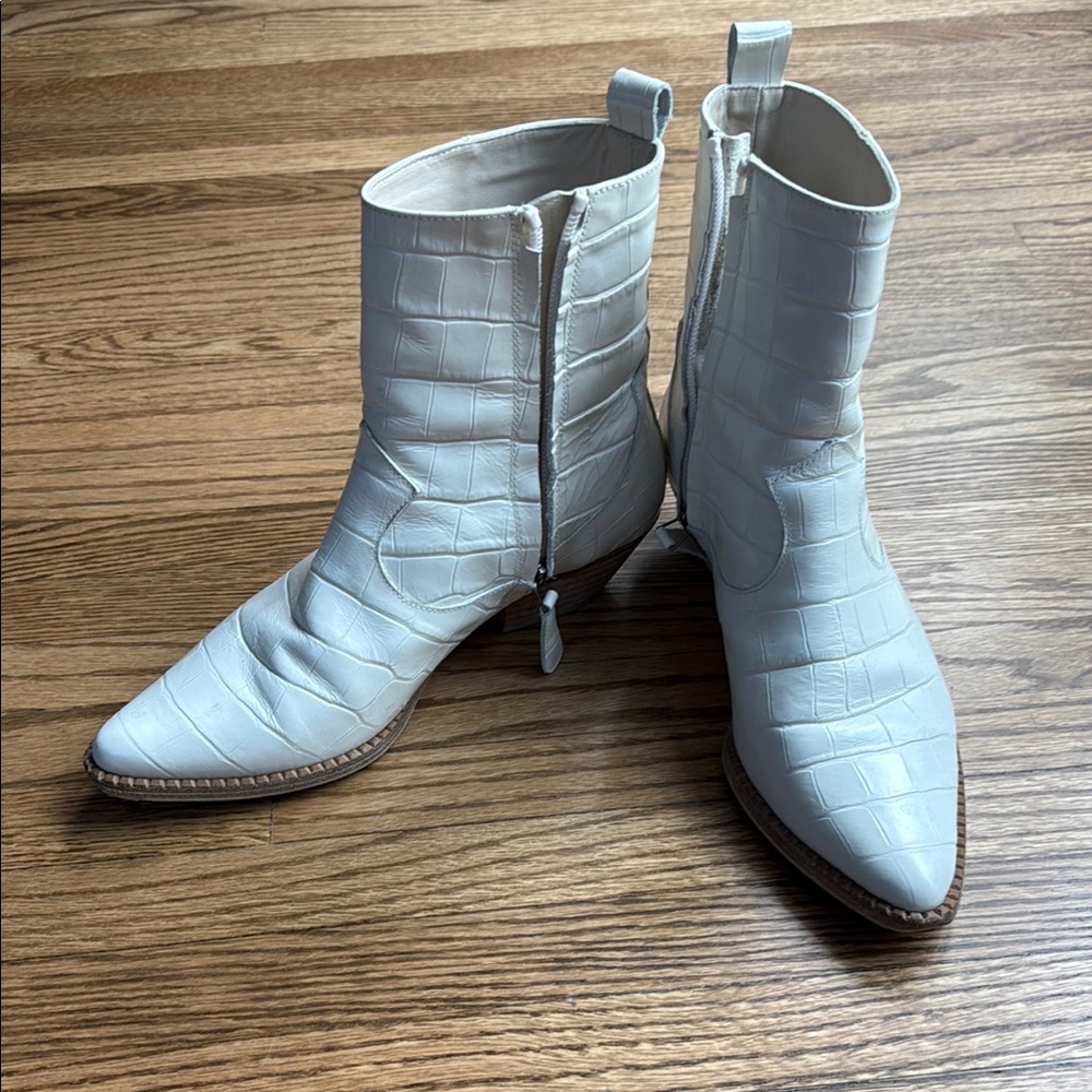 Freda Salvador White Ankle Boots with Elastic Panels